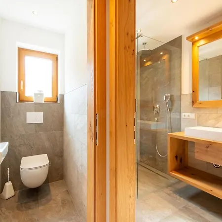 In Zillertal Near Bus Stop בקתה *