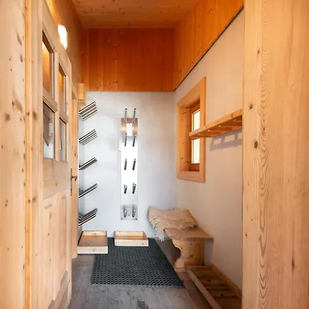 In Zillertal Near Bus Stop Domek alpejski Hainzenberg