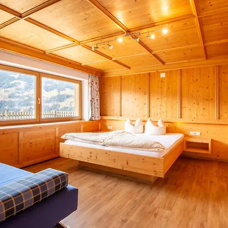 In Zillertal Near Bus Stop בקתה היינצנברג