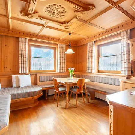 In Zillertal Near Bus Stop בקתה *