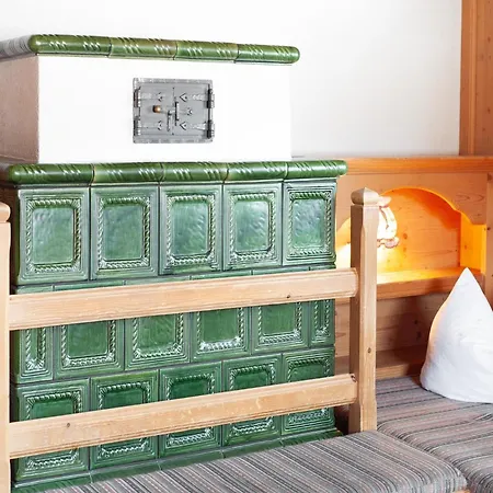 In Zillertal Near Bus Stop בקתה