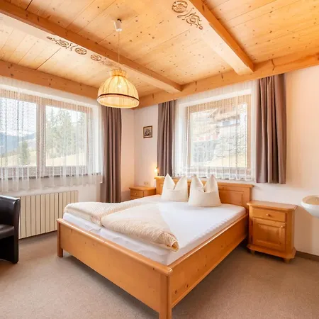 In Zillertal Near Bus Stop בקתה